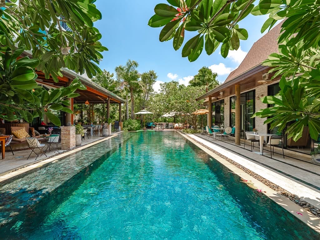 Coco Paradiso Pool Cafe frontside Pool view